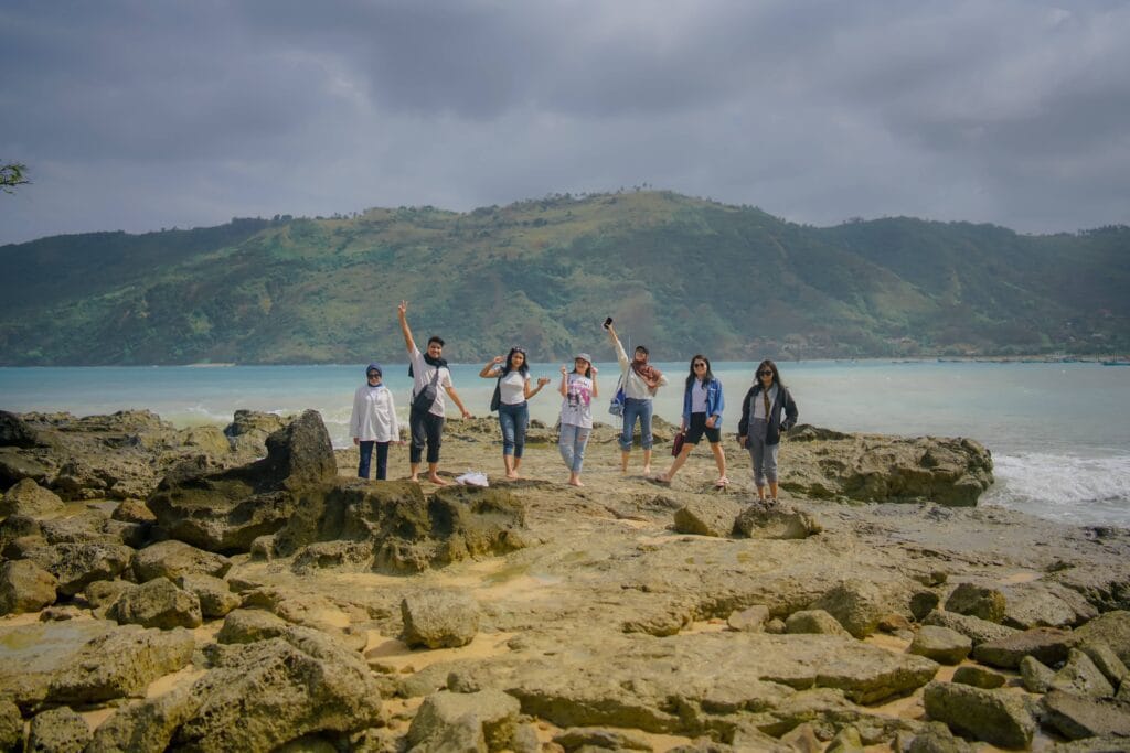 Wisatawan bermain di pantai berbatu area Kuta Mandalika Lombok Tengah