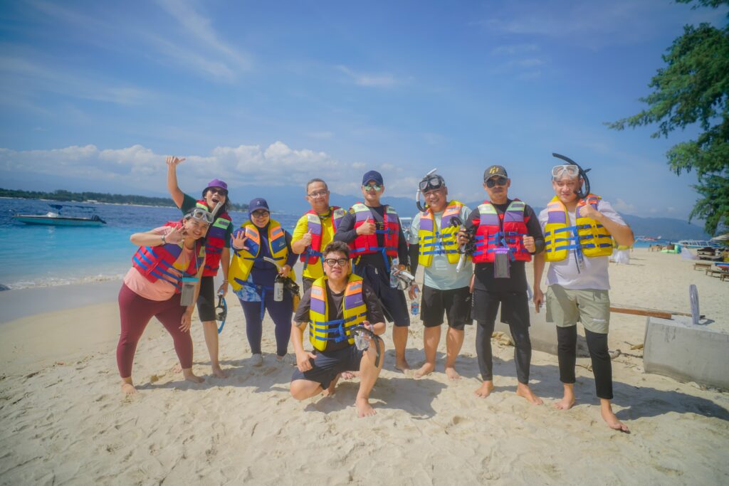 Rombongan wisatawan siap snorkeling di pantai Gili Trawangan Lombok