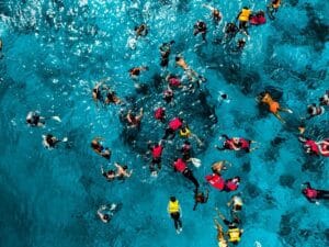 Pemandangan udara dari rombongan wisatawan yang sedang melakukan aktivitas snorkeling di perairan biru jernih Gili Trawangan, Lombok.