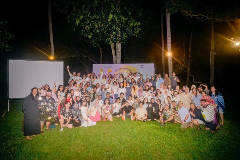 Foto bersama seluruh peserta acara gathering perusahaan pada malam kebersamaan di sebuah hotel di Lombok