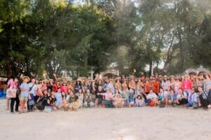 Tim perusahaan berfoto bersama di area wisata Lombok