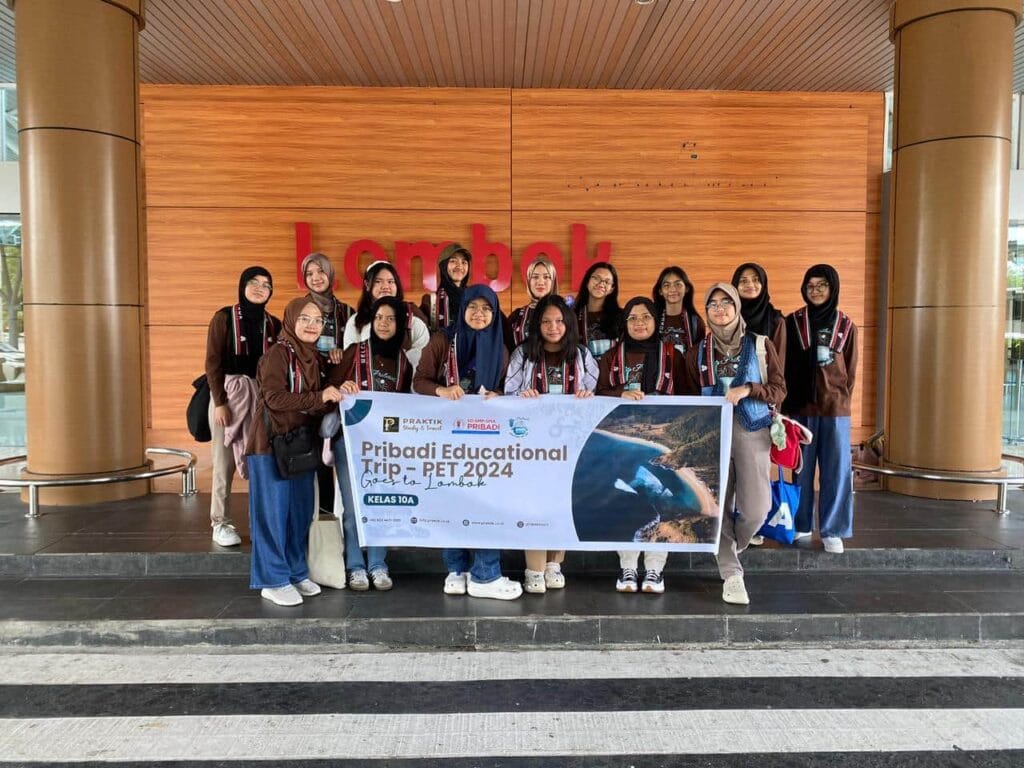 Rombongan group sekolah tiba di Bandara Internasional Lombok menggunakan layanan Lombok Travelution.