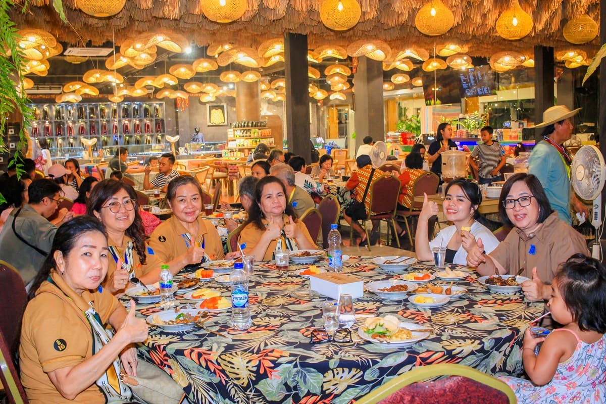 Wisatawan menikmati makan malam khas Lombok