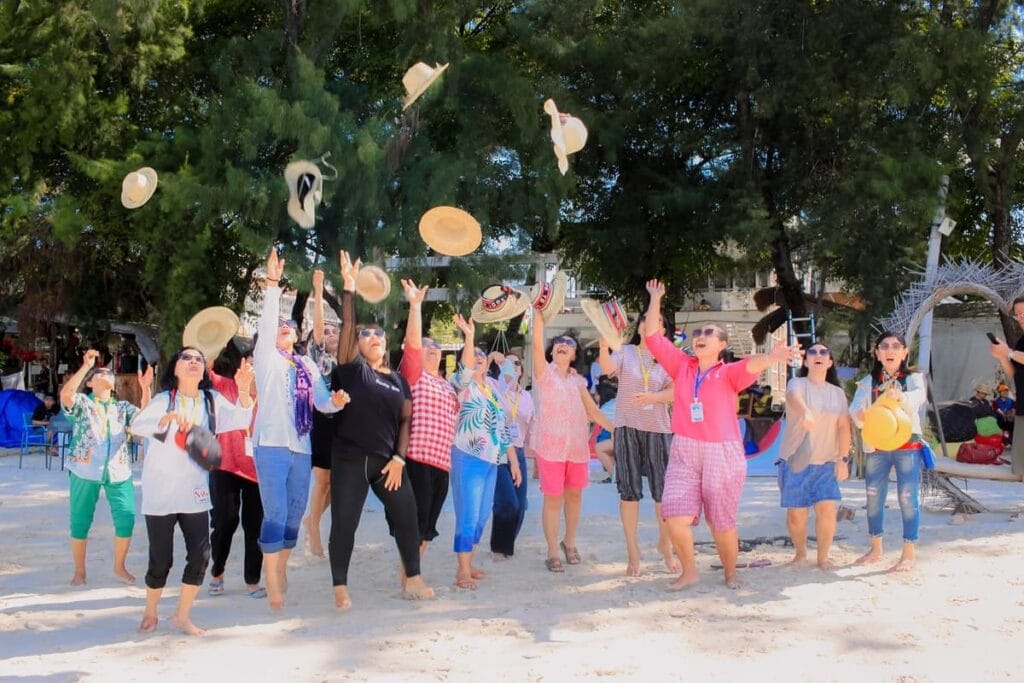 Wisatawan ceria menikmati paket wisata Lombok 3D2N terbaik di pantai Gili Trawangan