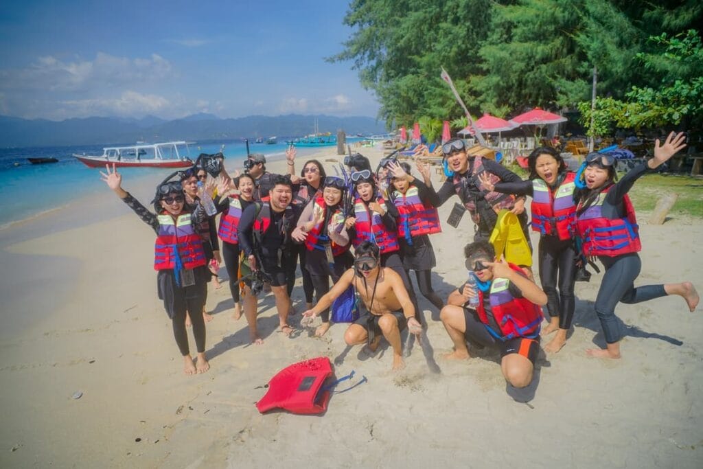 Grup wisatawan bersiap untuk snorkeling mengenakan pelampung di pantai Gili Air Lombok.