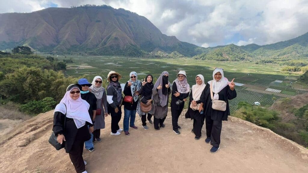 Menikmati pemandangan alam pegunungan yang spektakuler dari Bukit Selong di Sembalun, bagian dari tur kaki Gunung Rinjani.
