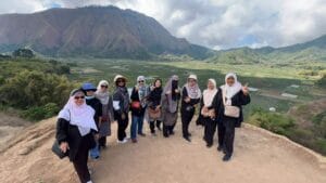 Menikmati pemandangan alam pegunungan yang spektakuler dari Bukit Selong di Sembalun, bagian dari tur kaki Gunung Rinjani.