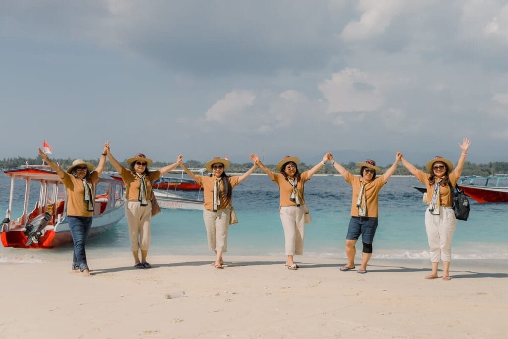 Rombongan wisatawan berpose ceria di pantai Gili Trawangan Lombok bersama Lombok Travelution