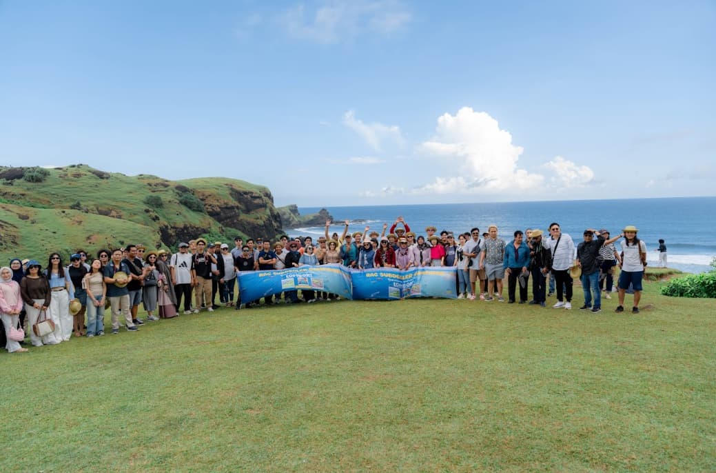 Rombongan besar company outing kantor di Lombok