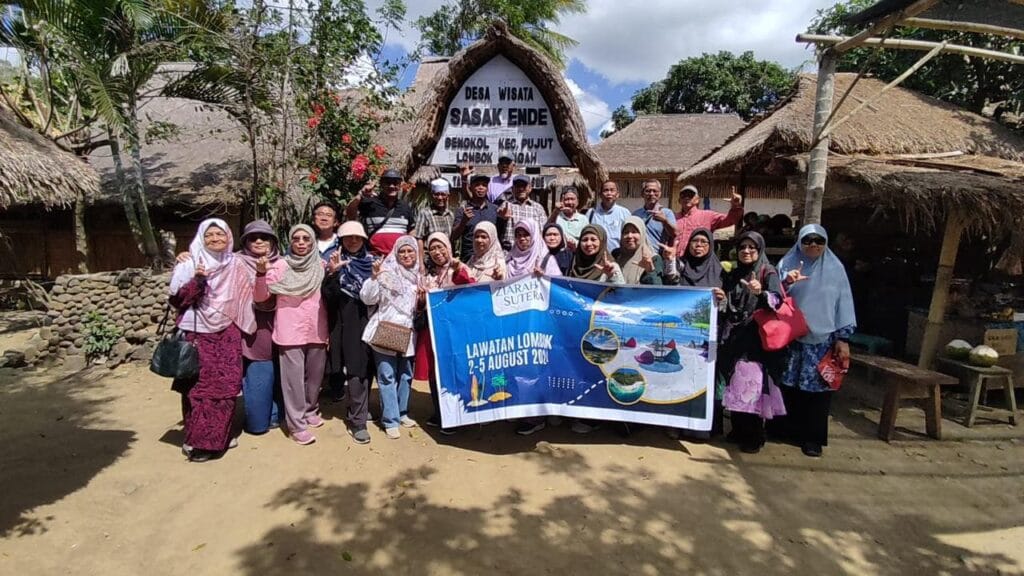 Rombongan wisata ziarah di Desa Wisata Sasak Ende Lombok Tengah