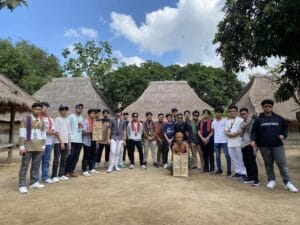 Rombongan wisatawan berfoto di depan rumah adat Lumbung Sasak di Lombok Tengah