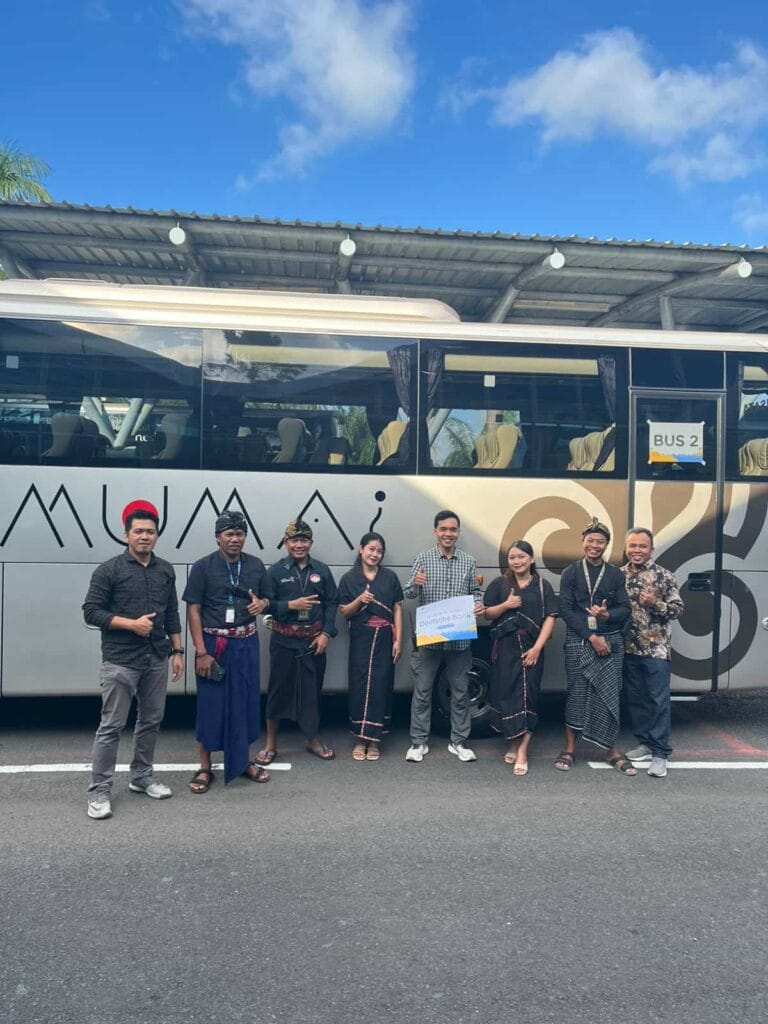 Tim pemandu wisata dan driver dari Lombok Travelution berfoto di depan bus pariwisata, siap menyambut tamu