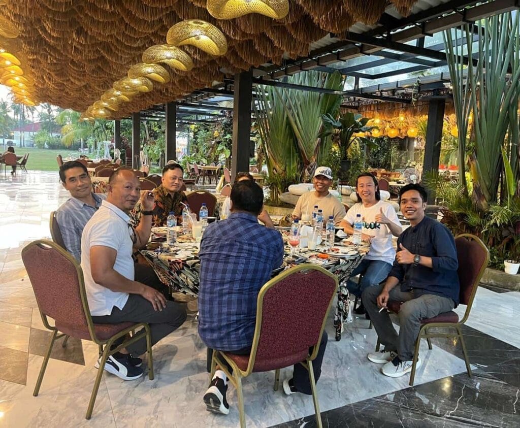 Tim inti Lombok Travelution sedang mengadakan makan malam bersama di sebuah restoran untuk memperkuat kolaborasi.