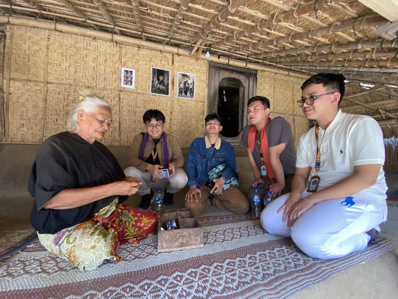 Wisatawan asing belajar menenun kain tradisional di dalam rumah adat Desa Sasak Ende Lombok