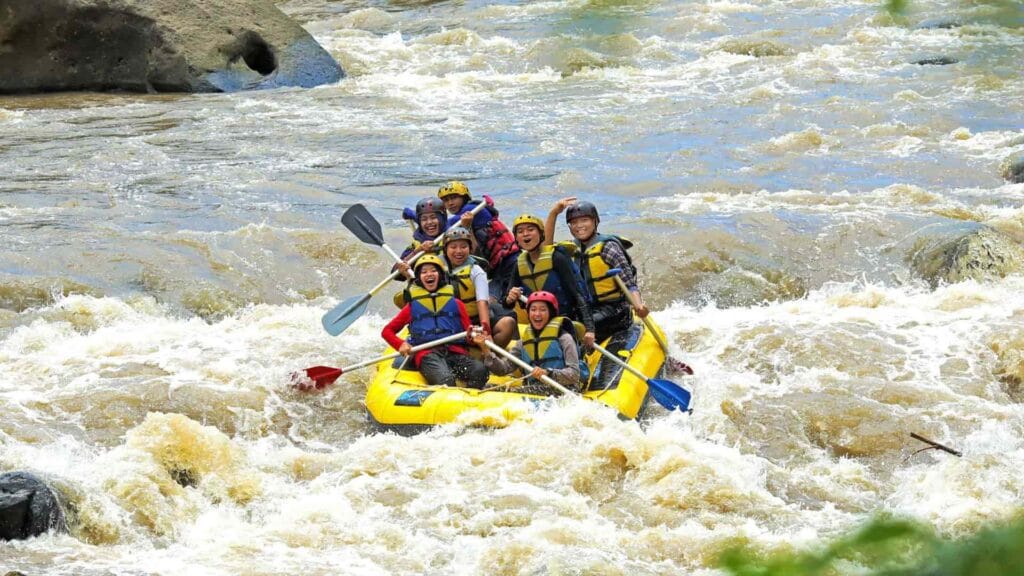 Rombongan peserta rafting Lombok Travelution menikmati petualangan menyusuri sungai di tengah hutan tropis