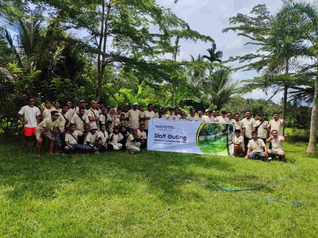 Peserta outing Novotel Lombok memulai petualangan rafting bersama Lombok Travelution di sungai Lombok