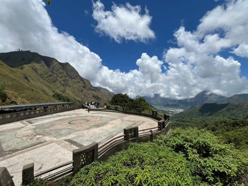 Pusuk Sembalun, spot ikonik di jalur menuju Rinjani, menawarkan panorama 360° pegunungan dan lembah hijau khas Lombok Timur.