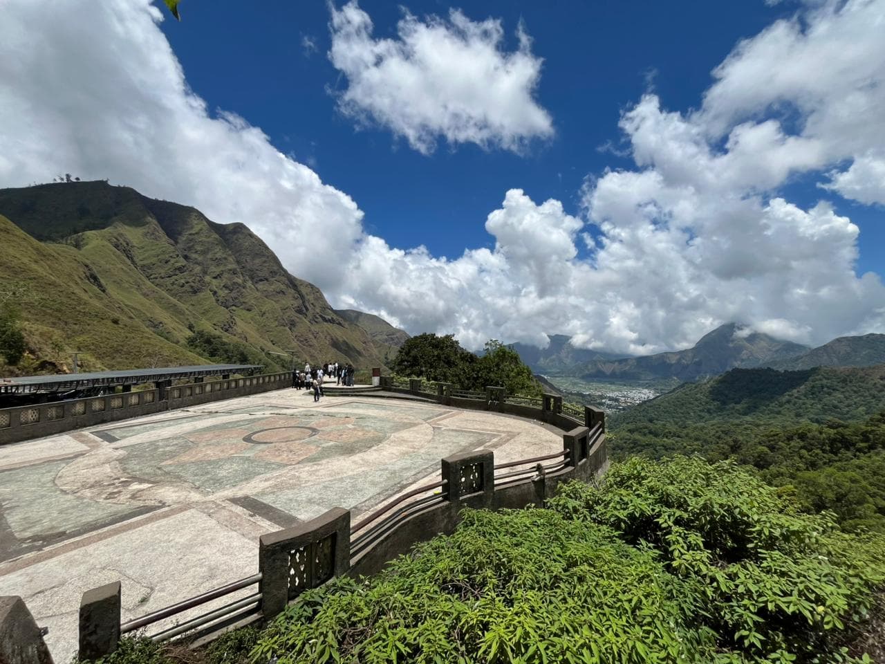 Pusuk Sembalun, spot ikonik di jalur menuju Rinjani, menawarkan panorama 360° pegunungan dan lembah hijau khas Lombok Timur.
