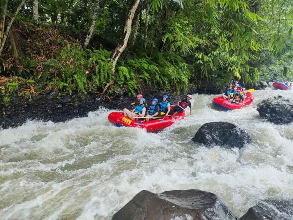 Petualangan rafting menegangkan di sungai Lombok Timur bersama Lombok Travelution