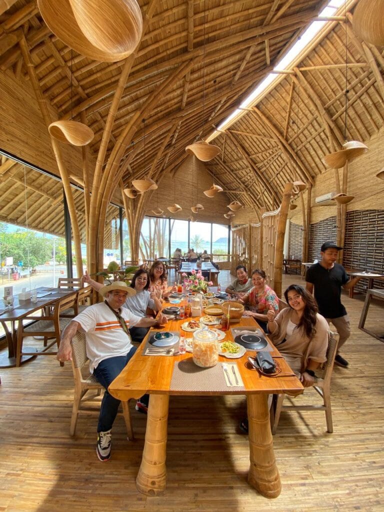 Rombongan wisatawan Lombok Travelution menikmati makan siang bersama di restoran bambu estetik di Kuta Mandalika.