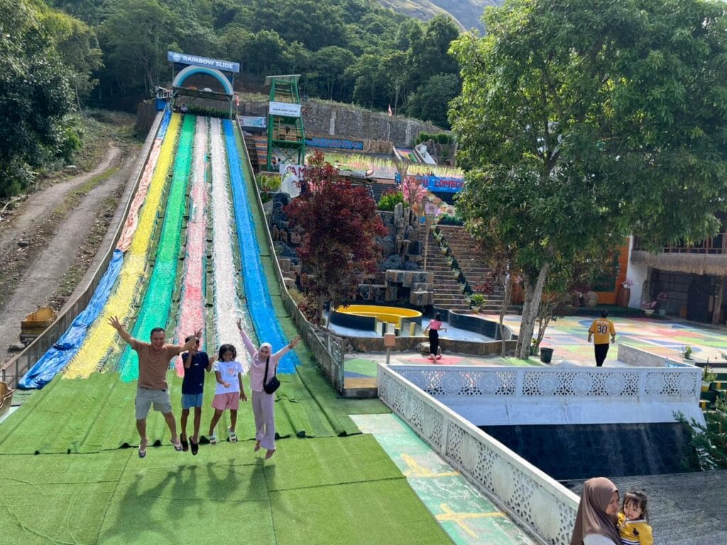 Taman Surga Sembalun merupakan taman bermain di alam terbuka dengan wahana prosotan, tangan raksasa, dan karpet Aladin di kaki Gunung Rinjani.