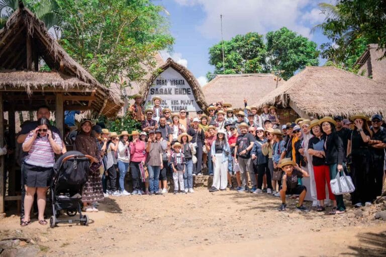 Rombongan besar wisatawan Lombok Travelution saat berkunjung ke Desa Wisata Sasak Ende.