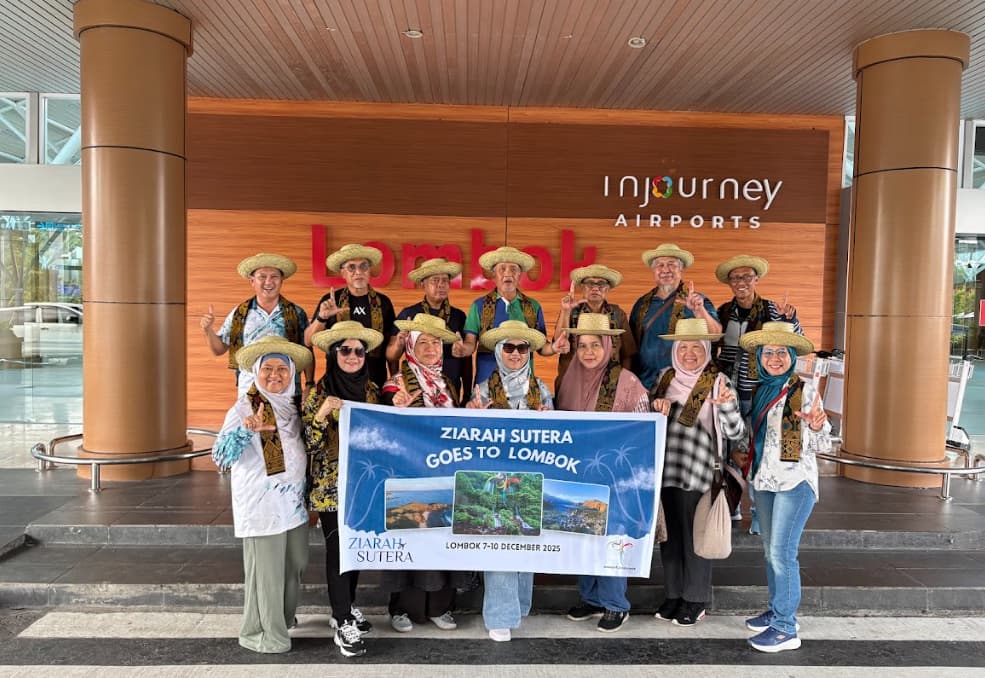 Rombongan wisatawan disambut meriah di Bandara Internasional Lombok (LOP) dengan pengalungan kain tenun dan topi khas Sasak sebelum memulai paket tour 4H3M.