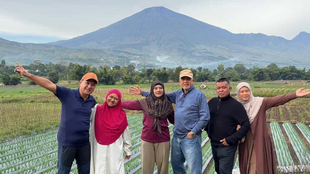 Wisata Sembalun dengan latar Gunung Rinjani dalam paket 4D3N Lombok Gili Nanggu dan Pink Beach