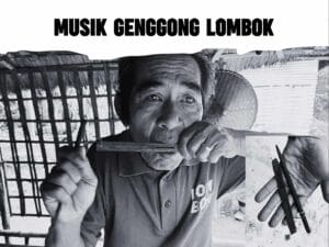 Amak Amenah memainkan alat musik Genggong tradisional Sasak Lombok