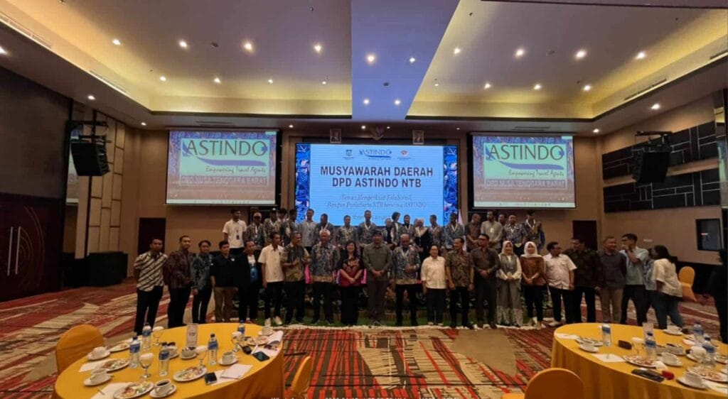 Jajaran pengurus DPD ASTINDO NTB foto bersama Ketua Umum DPP ASTINDO Pauline Suharno setelah Musda.