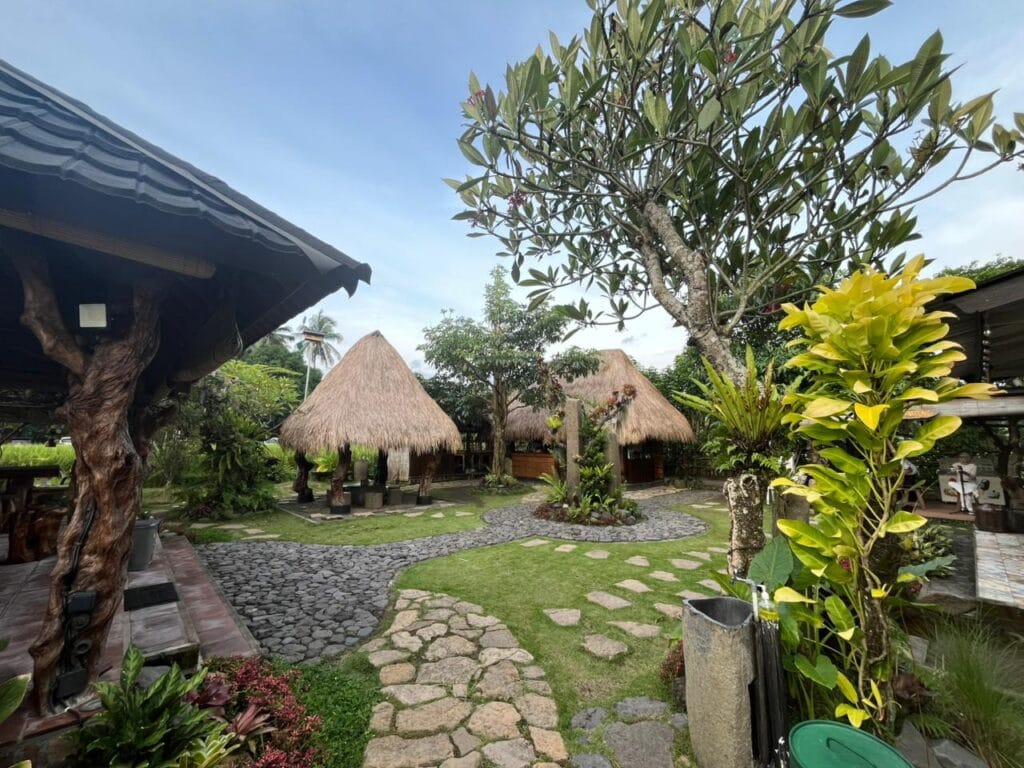 Detail arsitektur gazebo tradisional dan ornamen kayu estetik di De Tatar Narmada.