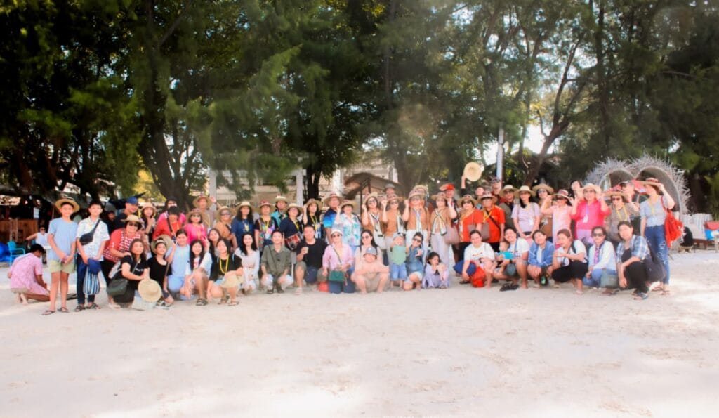 Rombongan besar lintas generasi menikmati momen liburan keluarga yang nyaman di pantai Gili Trawangan bersama Tim Lombok Travelutions.