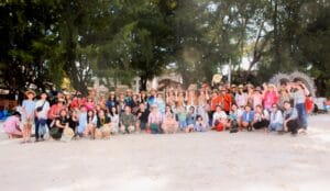 Rombongan besar lintas generasi menikmati momen liburan keluarga yang nyaman di pantai Gili Trawangan bersama Tim Lombok Travelutions.