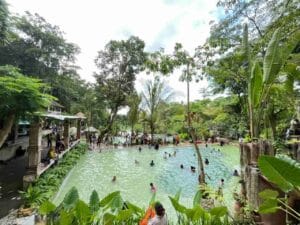 Pemandian alam Gong Gres di Desa Bilebante Lombok Tengah dengan kolam air alami dan suasana pedesaan hijau.
