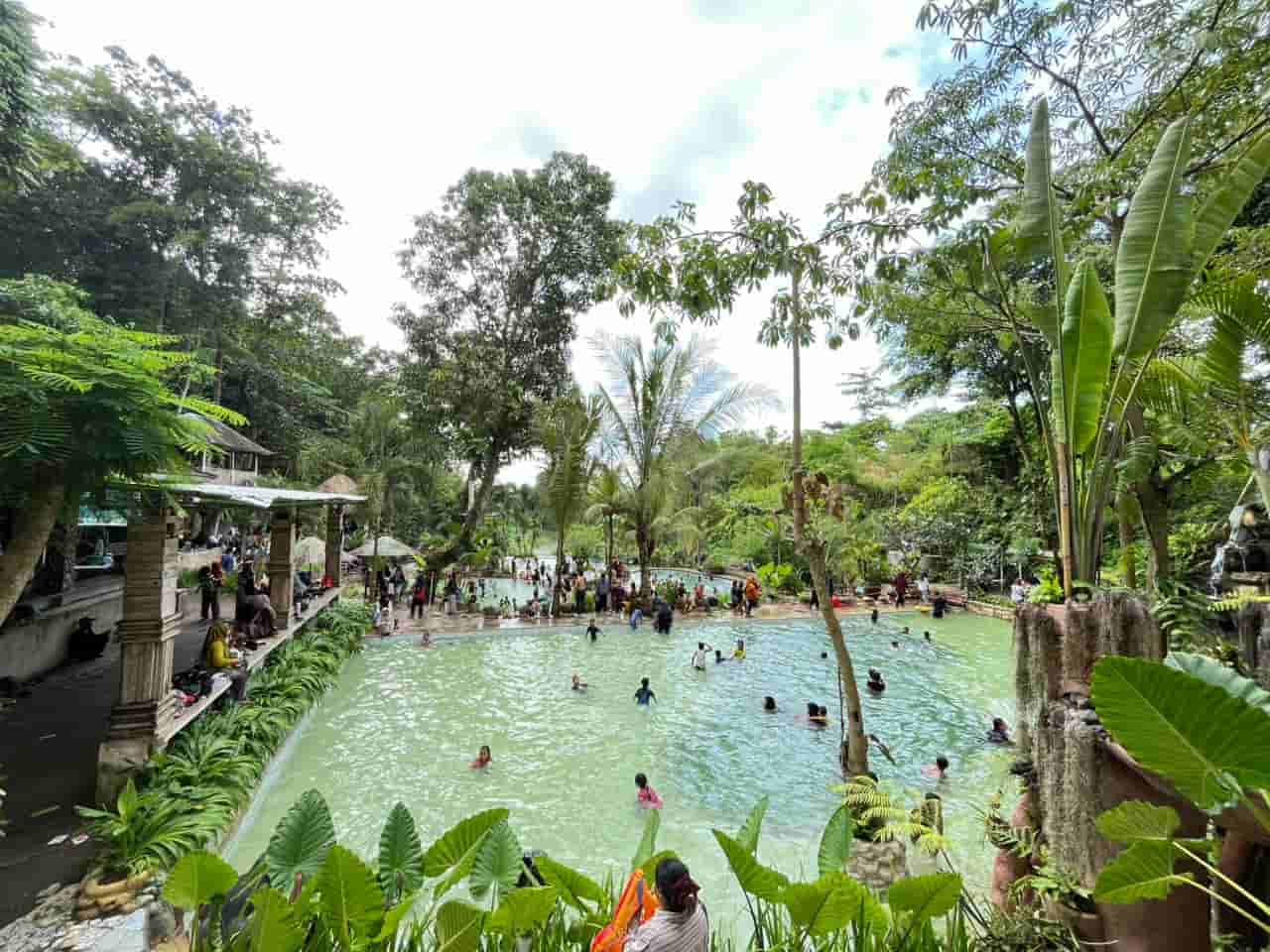 Pemandian alam Gong Gres di Desa Bilebante Lombok Tengah dengan kolam air alami dan suasana pedesaan hijau.