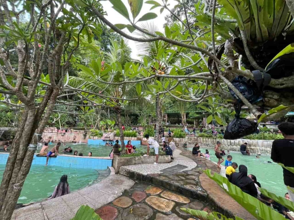 Wisata Gong Gres Bilebante Lombok Tengah dengan pemandian alam ramah keluarga dan suasana pedesaan hijau.