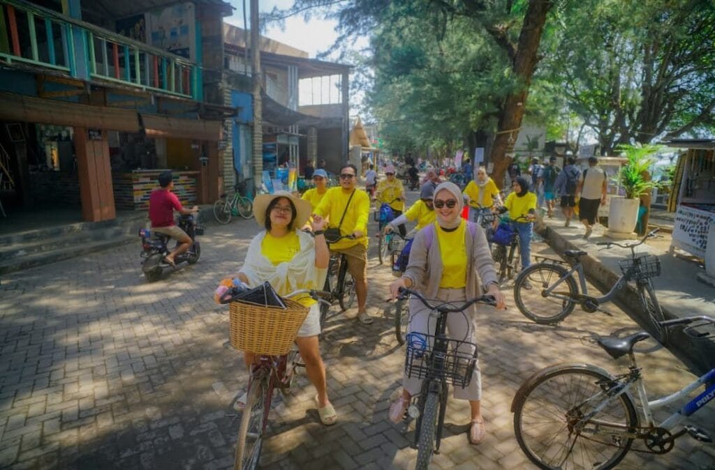 Rombongan pelancong Malaysia menikmati aktiviti berbasikal santai di Gili Trawangan dalam Pakej Percutian Lombok 6 Hari 5 Malam.