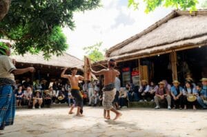 Atraksi seni ketangkasan tradisional Peresean Sasak untuk rombongan wisata di Lombok.