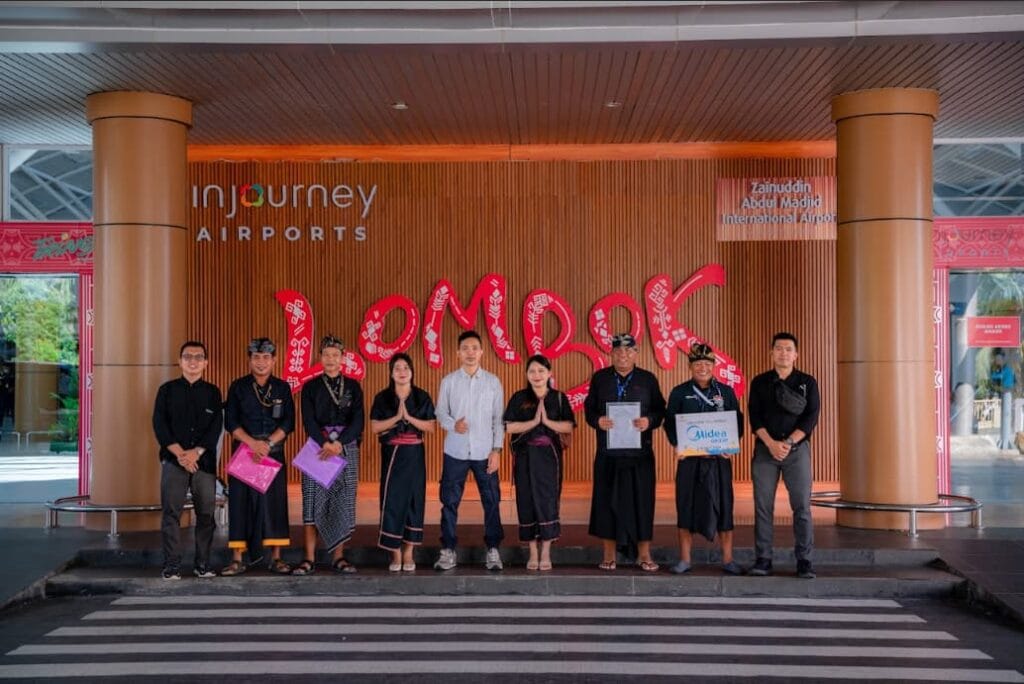 Barisan tim lapangan Lombok Travelution menggunakan busana adat Sasak saat penyambutan tamu di Bandara Lombok.