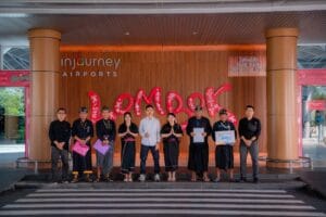 Barisan tim lapangan Lombok Travelution menggunakan busana adat Sasak saat penyambutan tamu di Bandara Lombok.