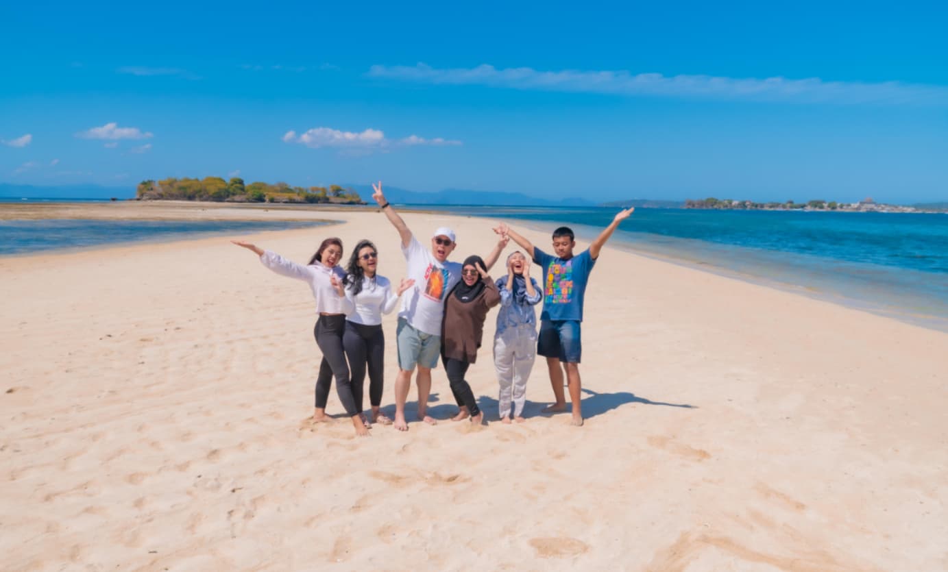 Keseruan wisatawan di Pantai Pink Lombok