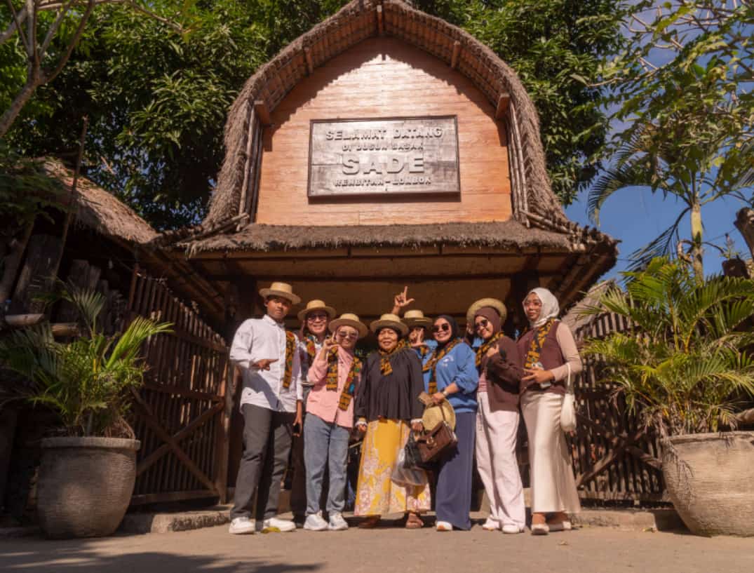 Wisatawan mengunjungi Desa Adat Sade Lombok
